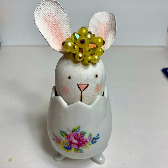 Vintage bone china egg vase with adorable hand made bunny rabbit head. - Picture 1 of 10
